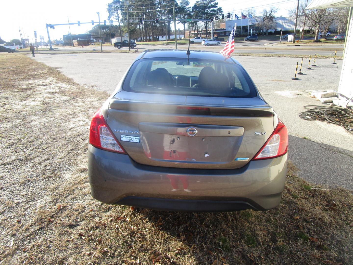 2015 Gray Nissan Versa 1.6 S 5M (3N1CN7AP3FL) with an 1.6L L4 DOHC 16V engine, 5-Speed Automatic transmission, located at 2553 Airline Blvd, Portsmouth, VA, 23701, (757) 488-8331, 36.813889, -76.357597 - Down Payment: $799 Weekly Payment: $95 APR: 23.9% Repayment Terms: 42 Months ***CALL ELIZABETH SMITH - DIRECTOR OF MARKETING @ 757-488-8331 TO SCHEDULE YOUR APPOINTMENT TODAY AND GET PRE-APPROVED RIGHT OVER THE PHONE*** - Photo#6